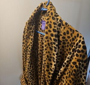 i.c. Winters Leopard-Print Fleece Robe/Coat – Size 1X
Leopard Print Fleece Robe